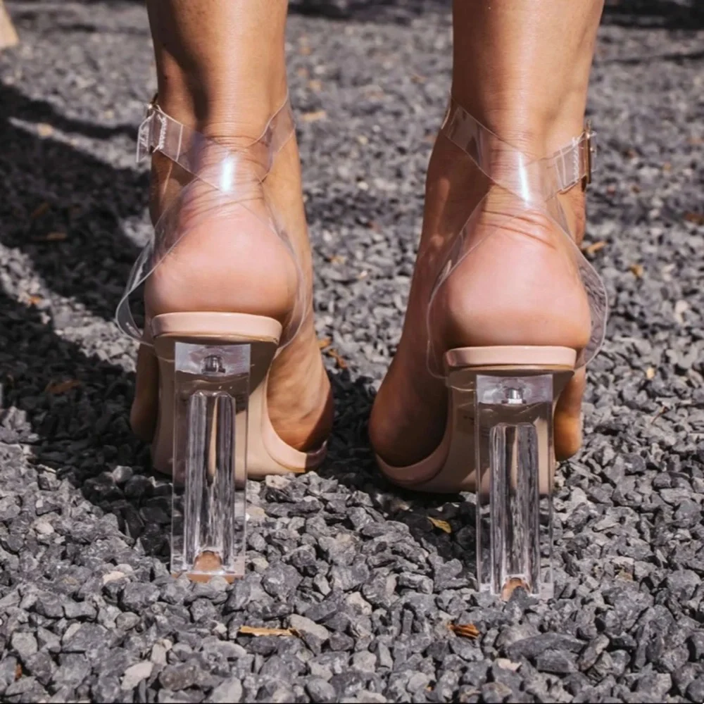 ๐ฅ๐ฅClear/ Lucite heels ๐ฅ๐ฅโค๏ธโ๐ฅ - Picture 4 of 8